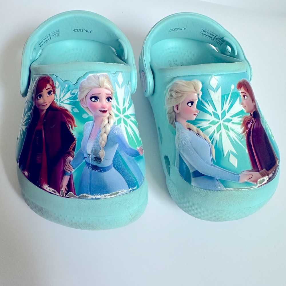 Frozen 2 Crocs Clogs - Kids Size 6 - Well-Loved but Cute and Comfy!